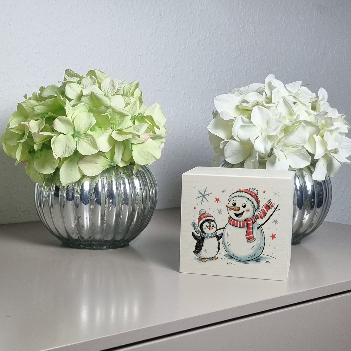 Schneemann und Pinguin mit Schneeflocken Spardose für Winterliebhaber