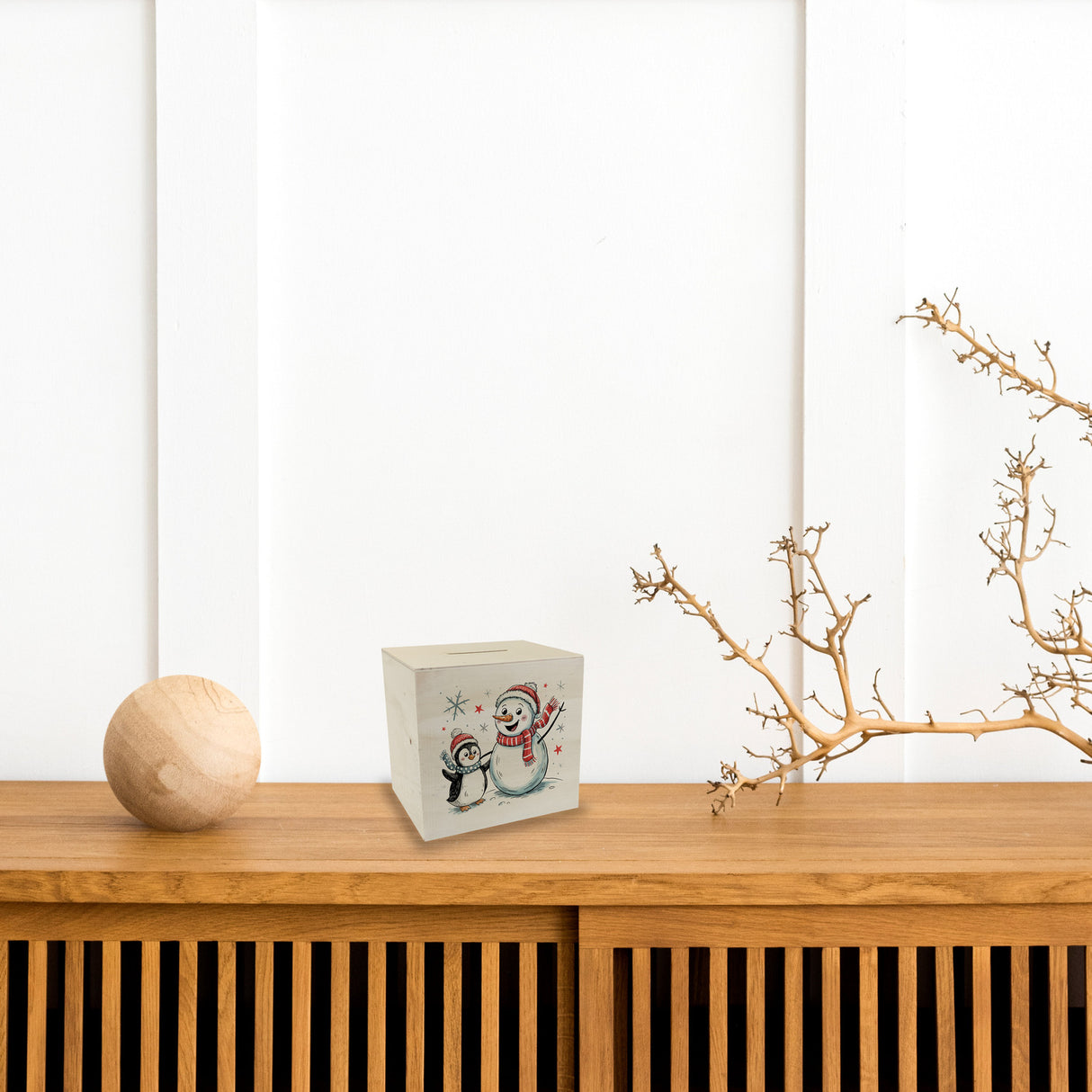 Schneemann und Pinguin mit Schneeflocken Spardose für Winterliebhaber