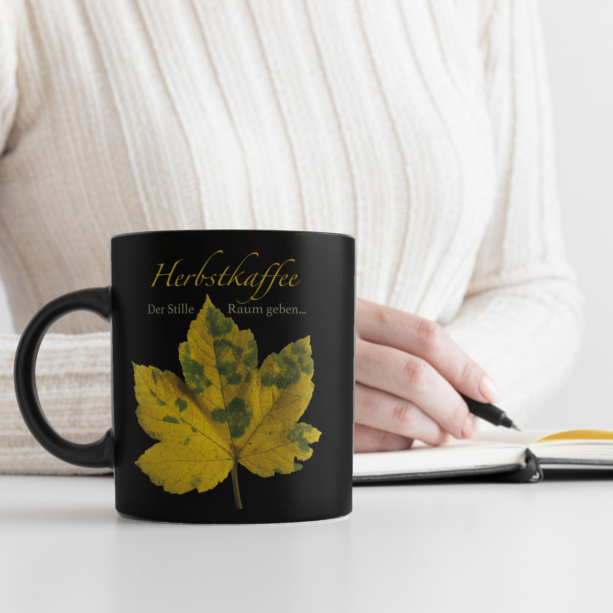 Ahornblatt Tasse in Schwarz mit Spruch: Der Stille Raum geben