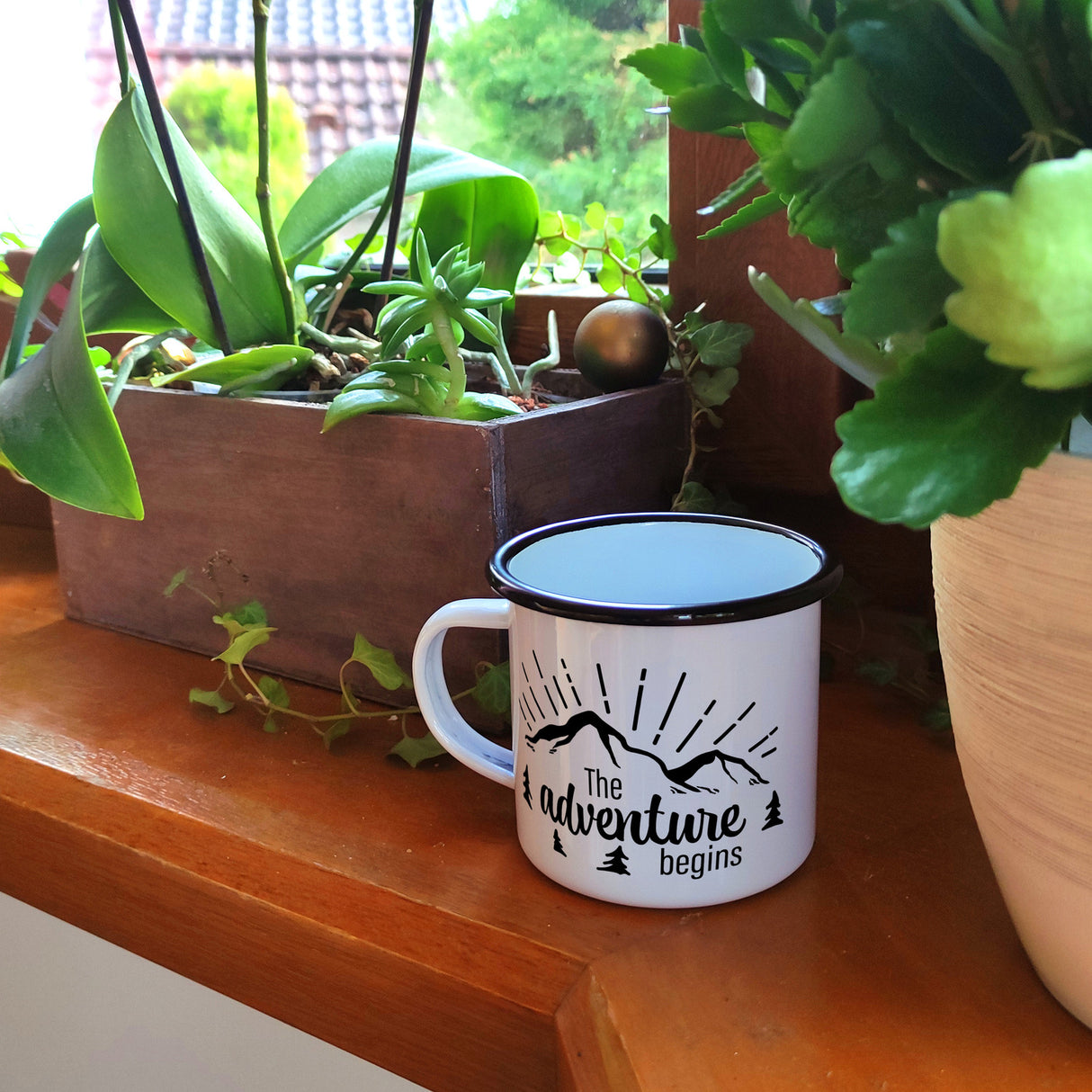 Berg mit Sonnenstrahlen The adventure begins Emaille Tasse