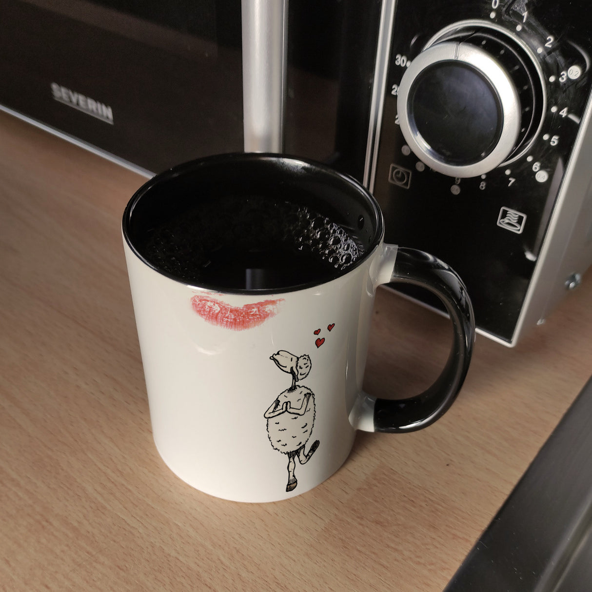 Kaffeebecher mit Putz-Schaf und Lippenstift Motiv