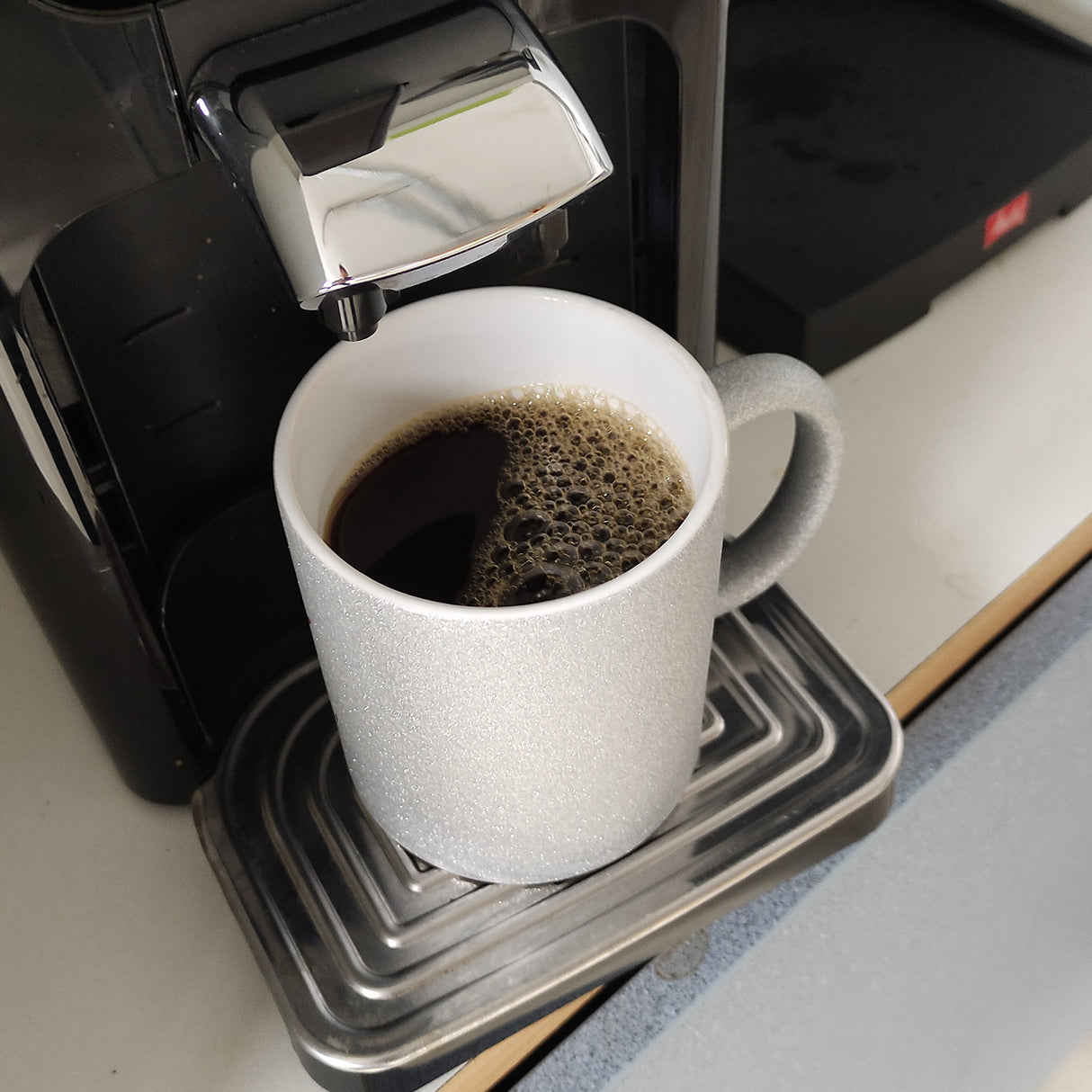 Kaffeebecher mit Putz-Schaf und Lippenstift Motiv