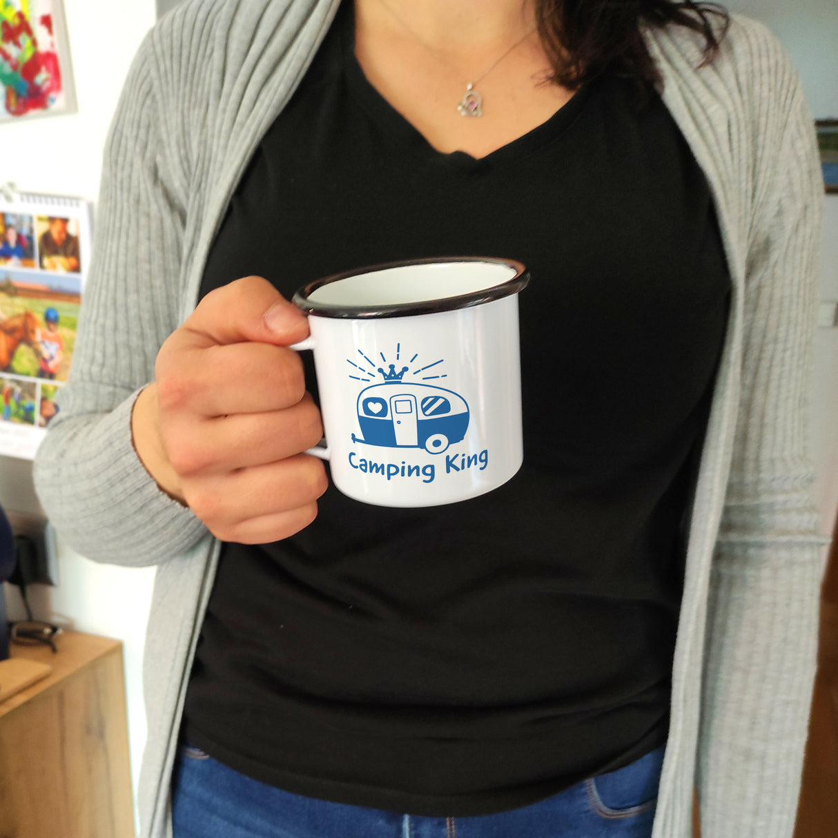 Hellblauer Wohnwagen Camping King Emaille Tasse für Camper