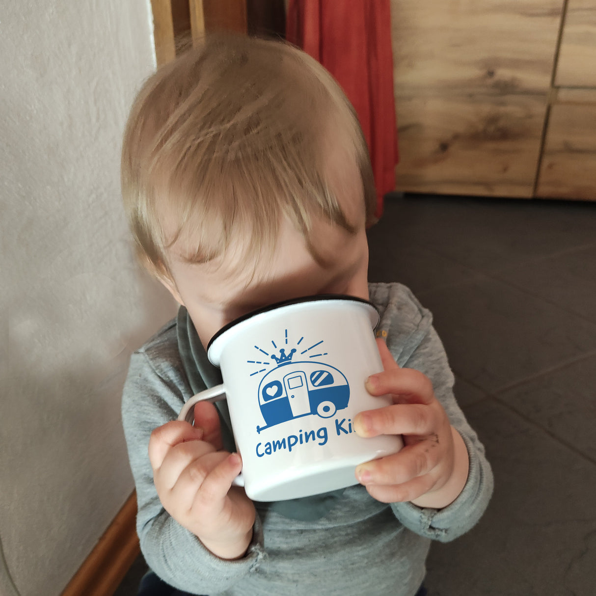 Hellblauer Wohnwagen Camping King Emaille Tasse für Camper