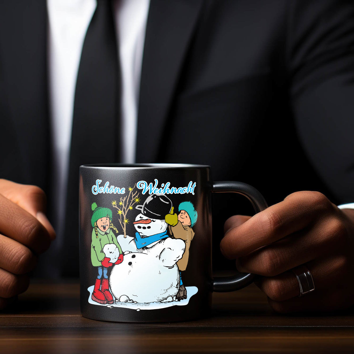 Schneemann Tasse in Schwarz mit Spruch: Schöne Weihnacht