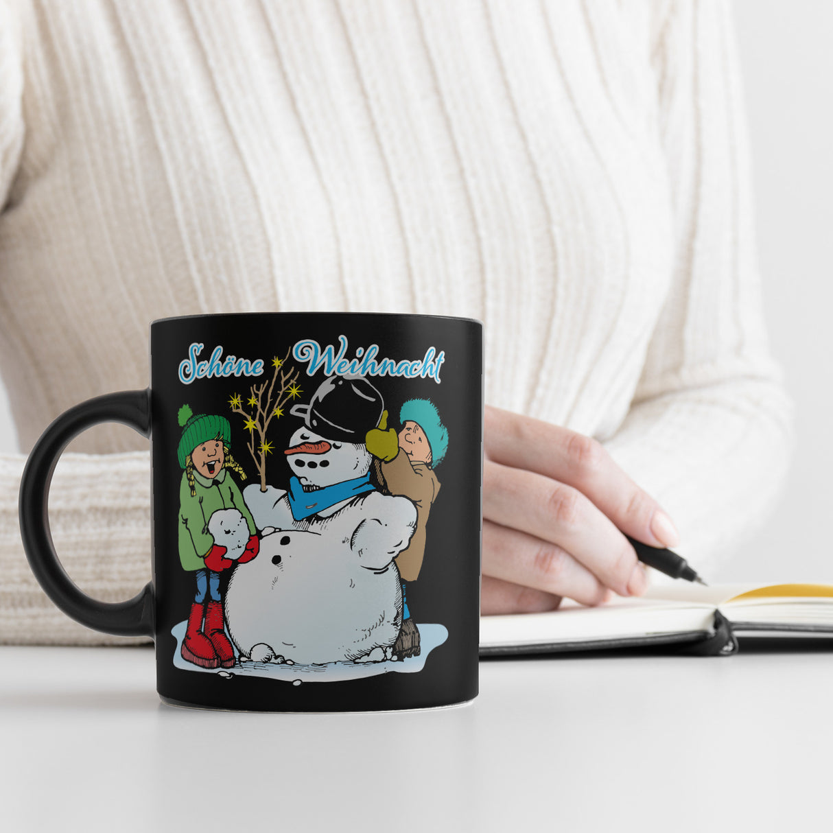 Schneemann Tasse in Schwarz mit Spruch: Schöne Weihnacht