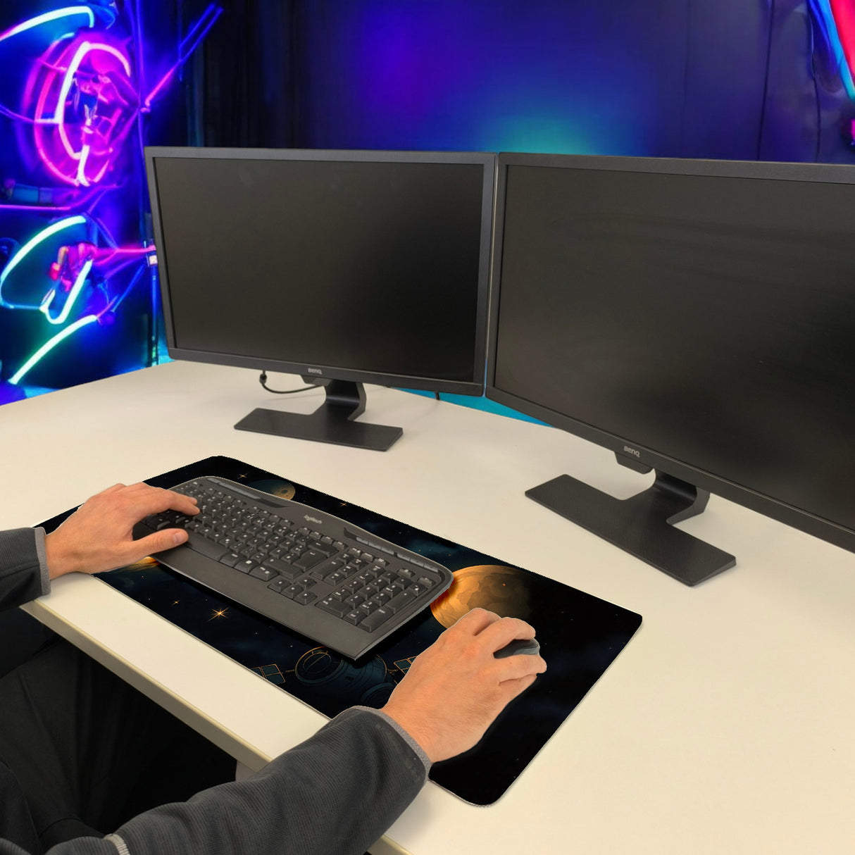 Astronaut und Raumschiff Schreibtischunterlage 69x31cm XXL Mauspad Weltraumszene