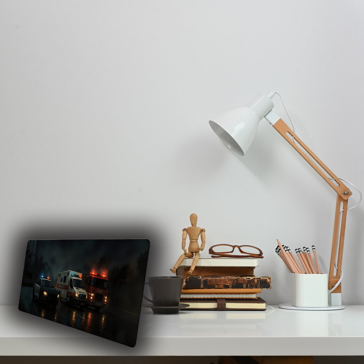 Nachtszene Einsatzfahrzeuge Police Ambulance Fire Schreibtischunterlage 69x31cm XXL Mauspad