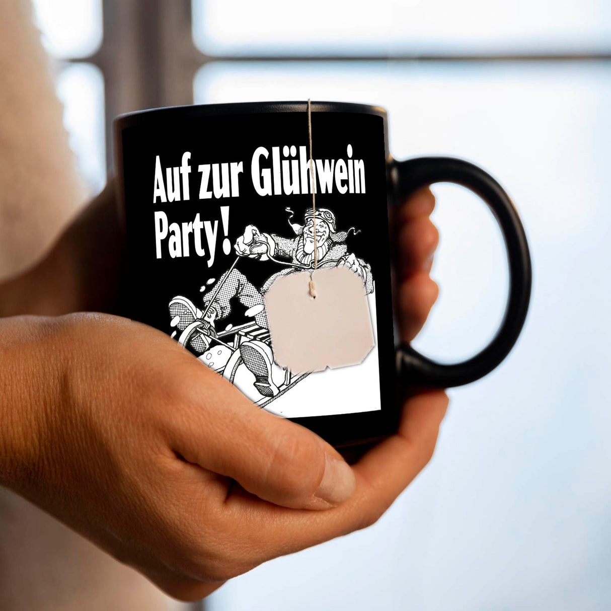 Mann auf Schlitten Tasse in Schwarz mit Spruch: Auf zur Glühwein Party