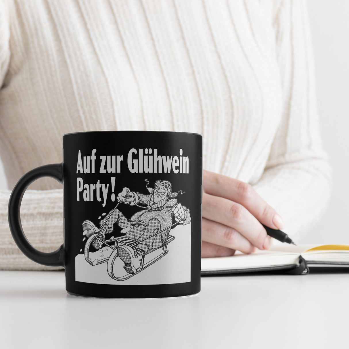 Mann auf Schlitten Tasse in Schwarz mit Spruch: Auf zur Glühwein Party