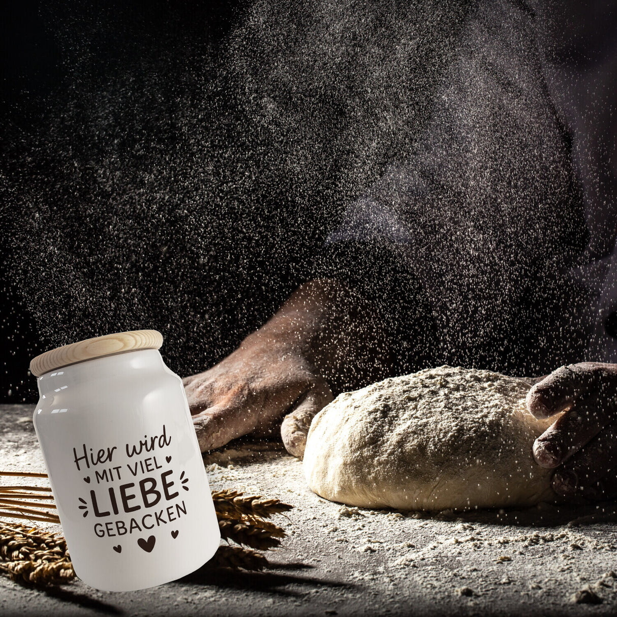 Hier wird mit viel Liebe gebacken Keksdose mit Herzen