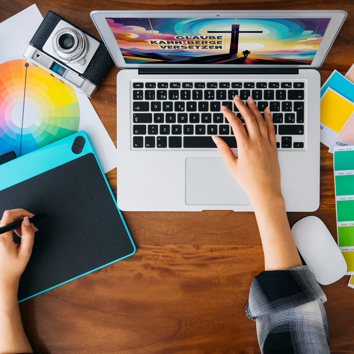 Berg mit Kreuz Magnet rund mit Spruch: Der Glaube kann Berge versetzen