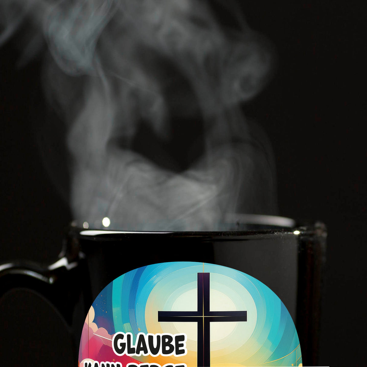 Berg mit Kreuz Tasse in Schwarz mit Spruch: Glaube kann Berge versetzen