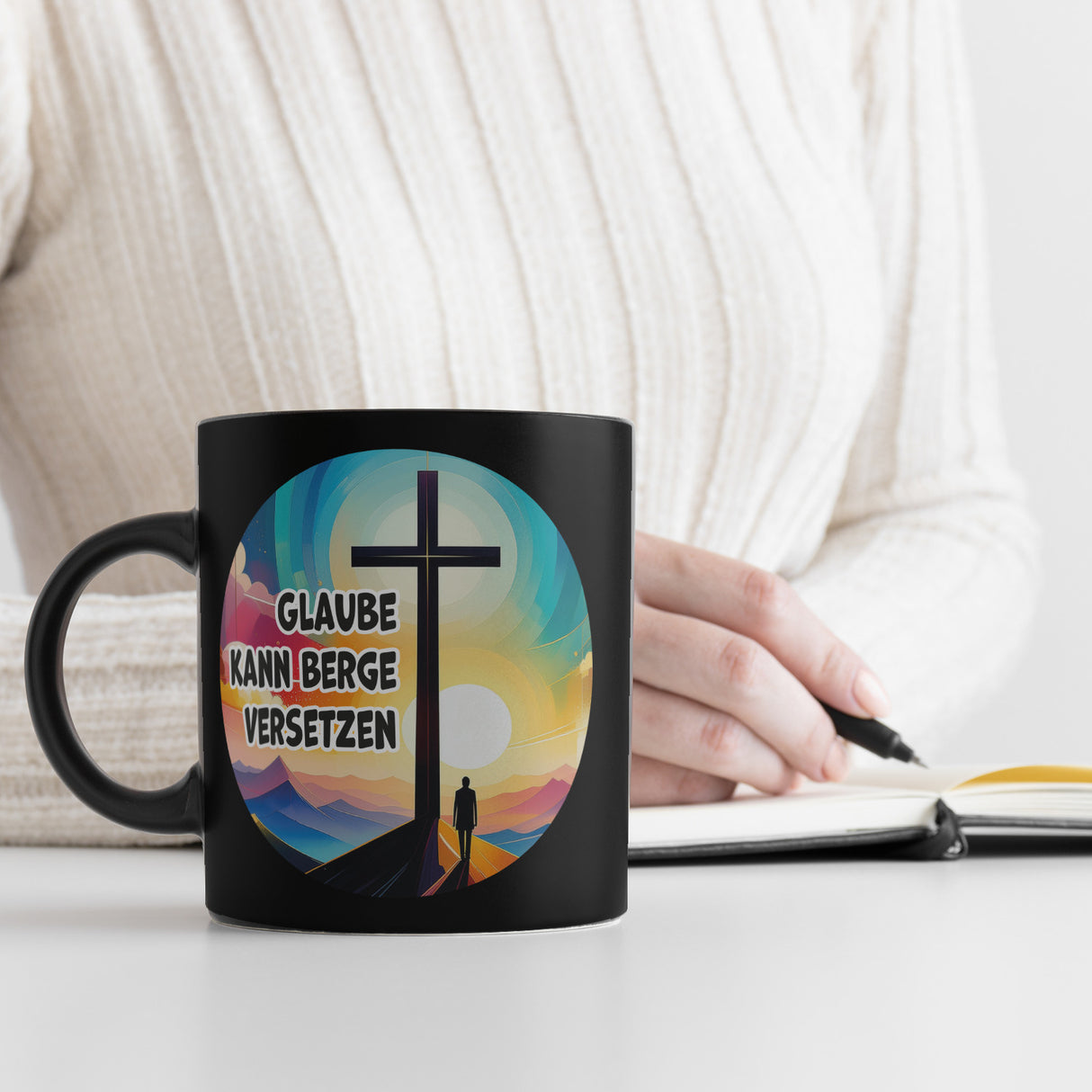 Berg mit Kreuz Tasse in Schwarz mit Spruch: Glaube kann Berge versetzen