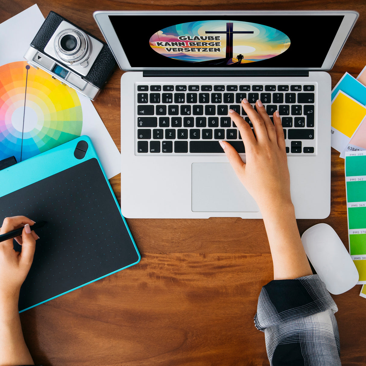 Berg mit Kreuz Tasse in Schwarz mit Spruch: Glaube kann Berge versetzen