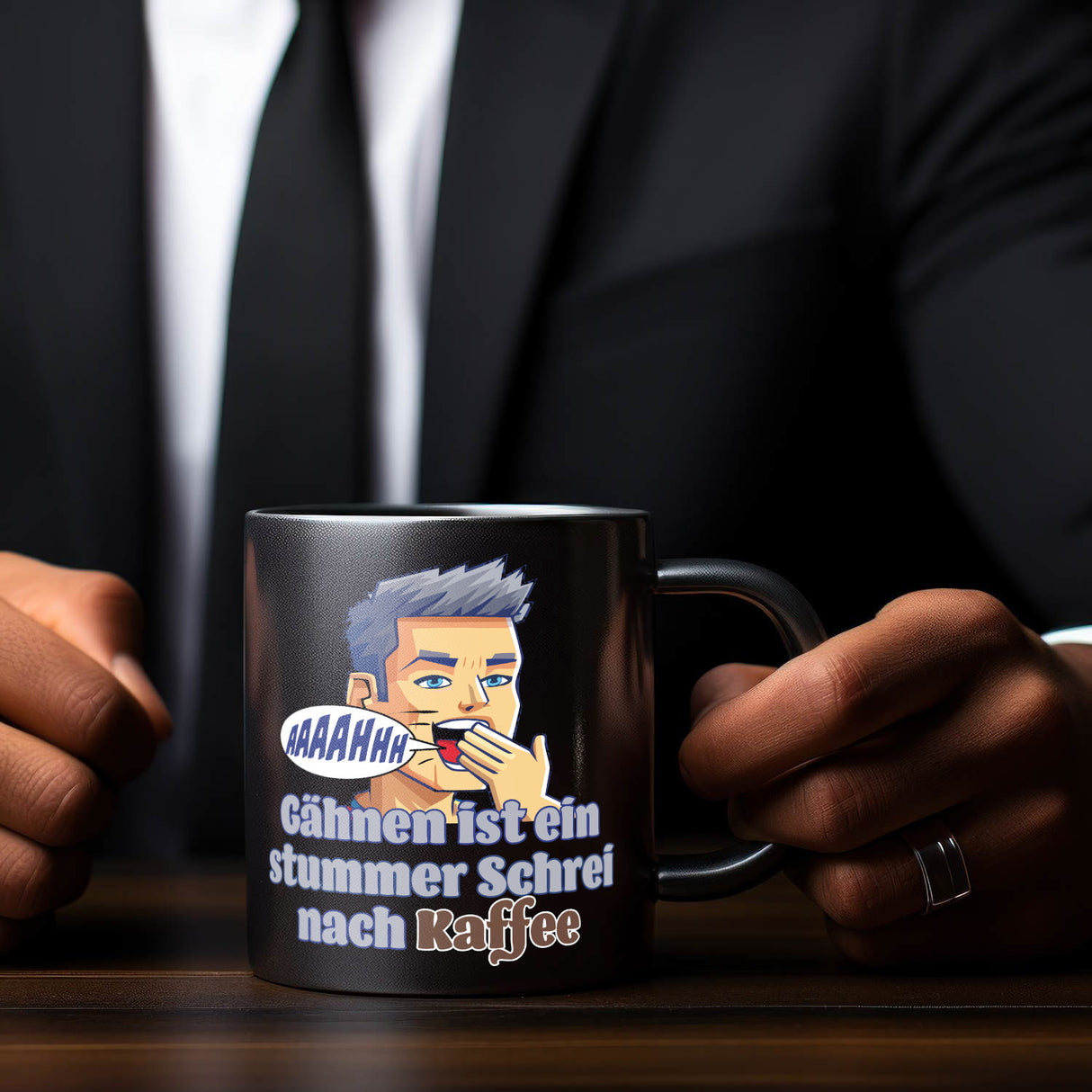 Müder Mann Tasse in Schwarz mit Spruch: stummer Schrei nach Kaffee