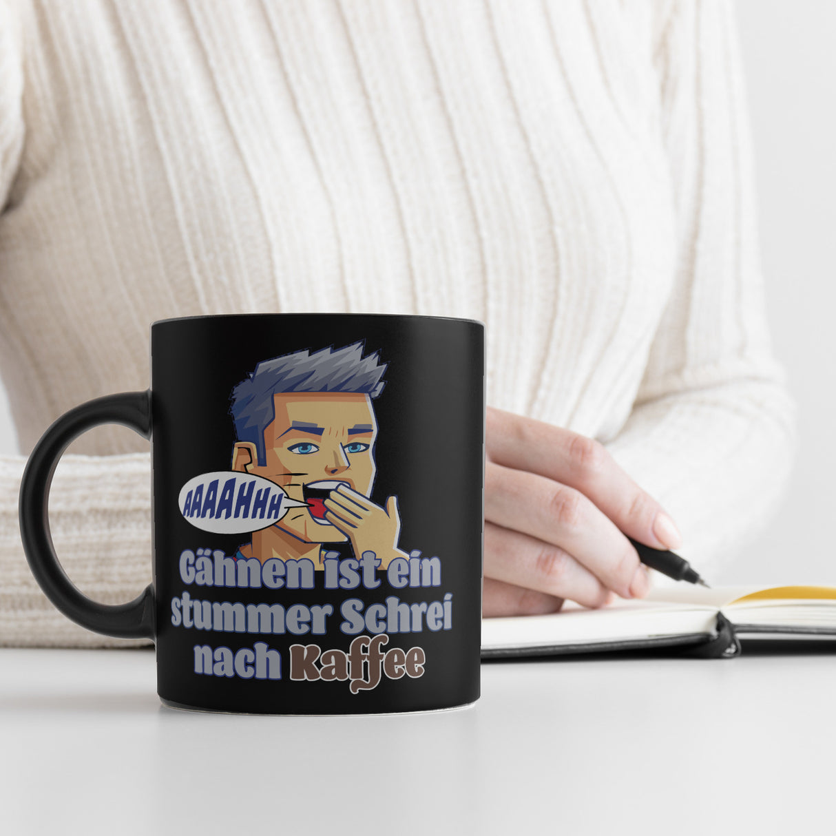 Müder Mann Tasse in Schwarz mit Spruch: stummer Schrei nach Kaffee