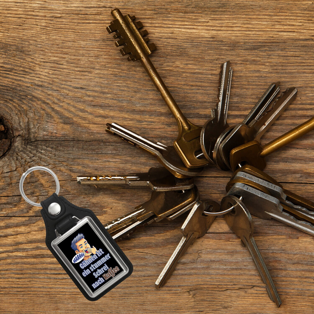 Müder Mann Schlüsselanhänger mit Spruch: stummer Schrei nach Kaffee