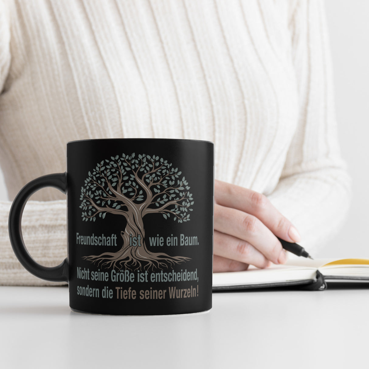Baum mit Wurzelwerk Tasse mit Spruch: Freundschaft - Tiefe der Wurzeln zählt