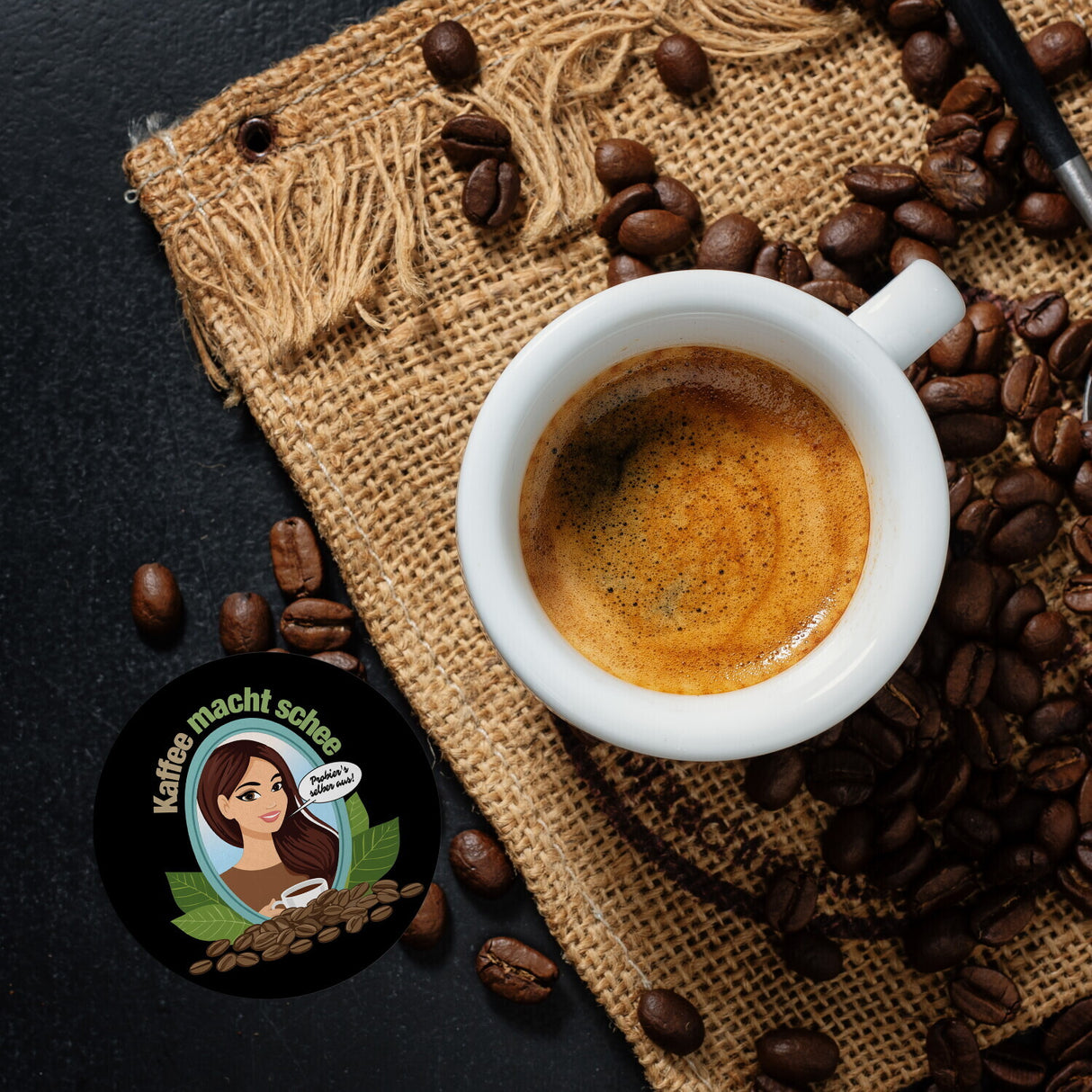 Frau im Spiegel Magnet rund mit Spruch: Kaffee macht schee. Probiers selber aus!