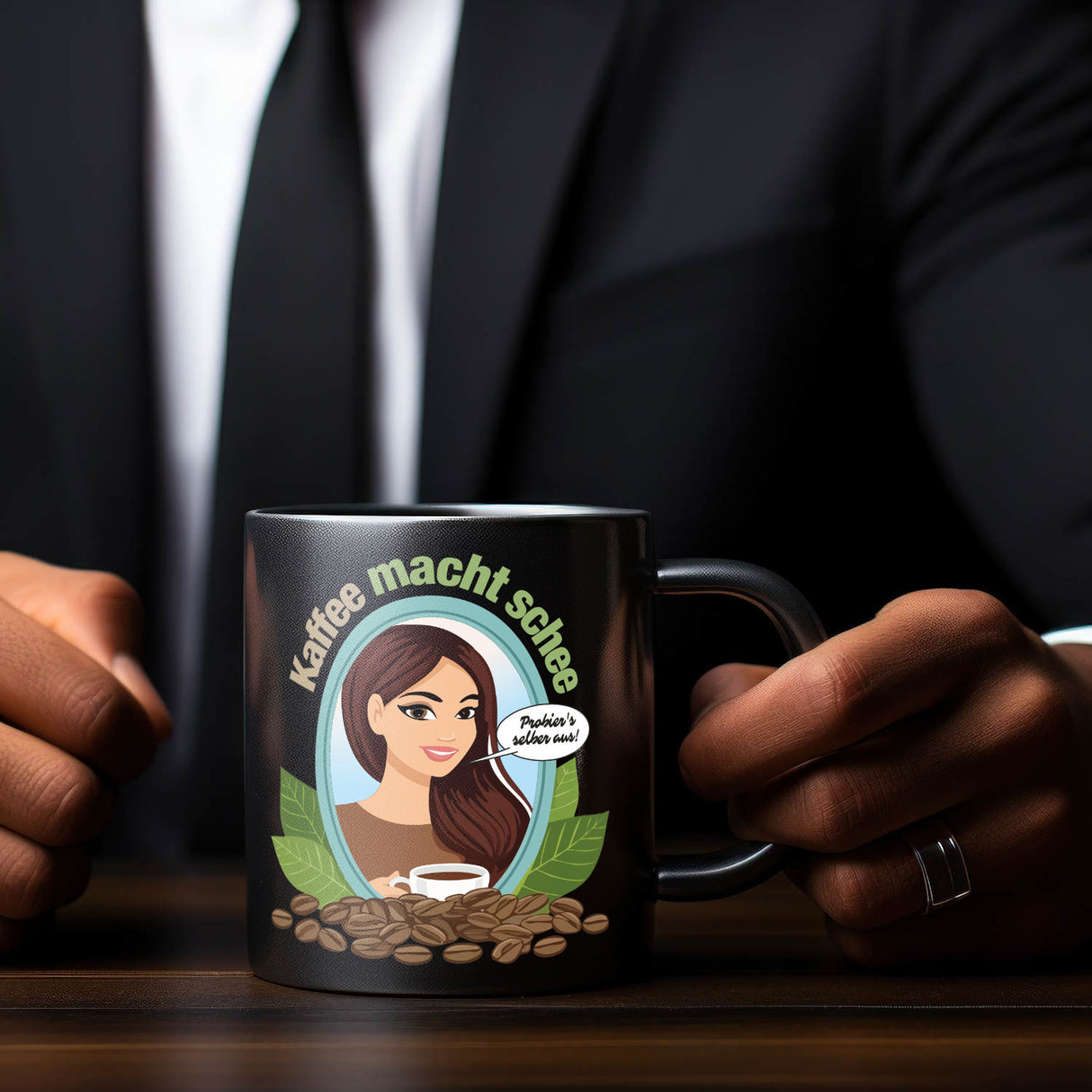 Frau im Spiegel Tasse in Schwarz mit Spruch: Kaffee macht schee. Probiers selber aus!