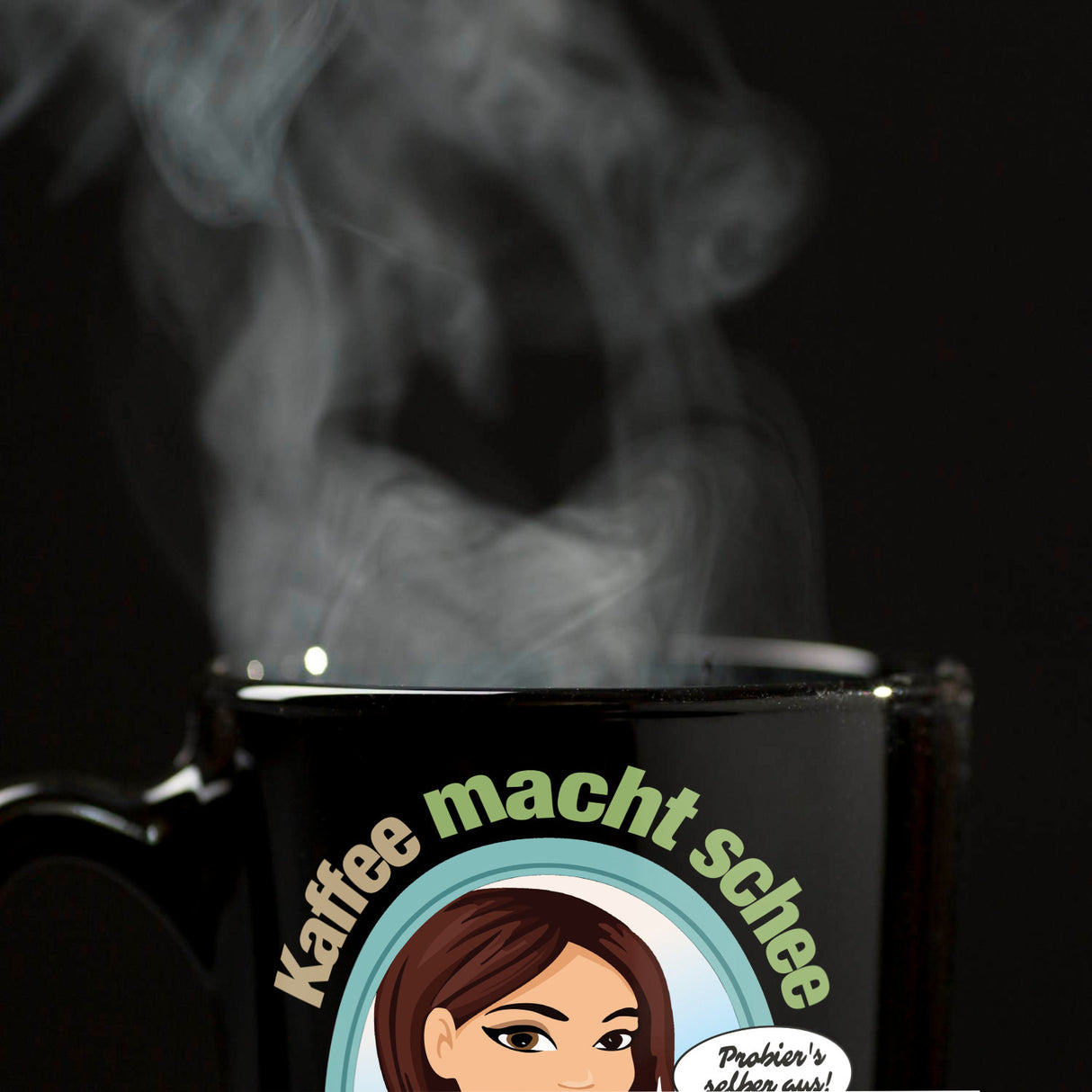 Frau im Spiegel Tasse in Schwarz mit Spruch: Kaffee macht schee. Probiers selber aus!
