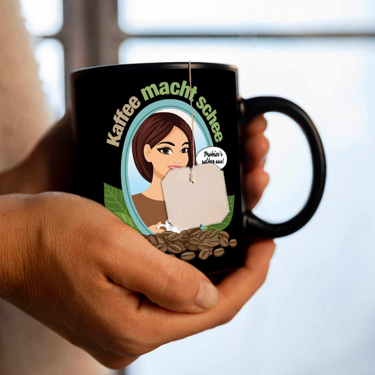 Frau im Spiegel Tasse in Schwarz mit Spruch: Kaffee macht schee. Probiers selber aus!