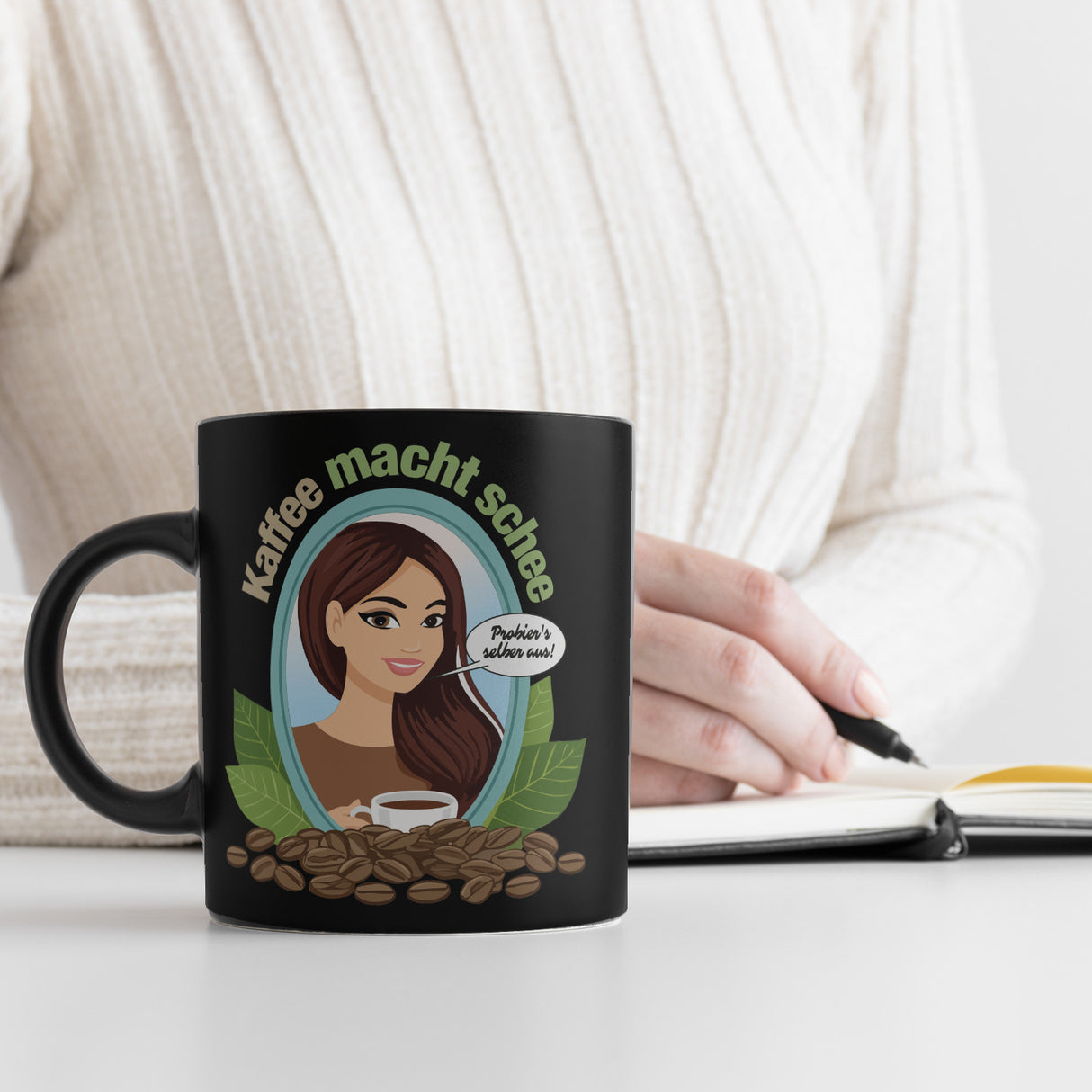 Frau im Spiegel Tasse in Schwarz mit Spruch: Kaffee macht schee. Probiers selber aus!