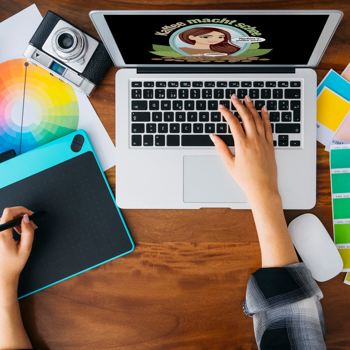 Frau im Spiegel Tasse in Schwarz mit Spruch: Kaffee macht schee. Probiers selber aus!