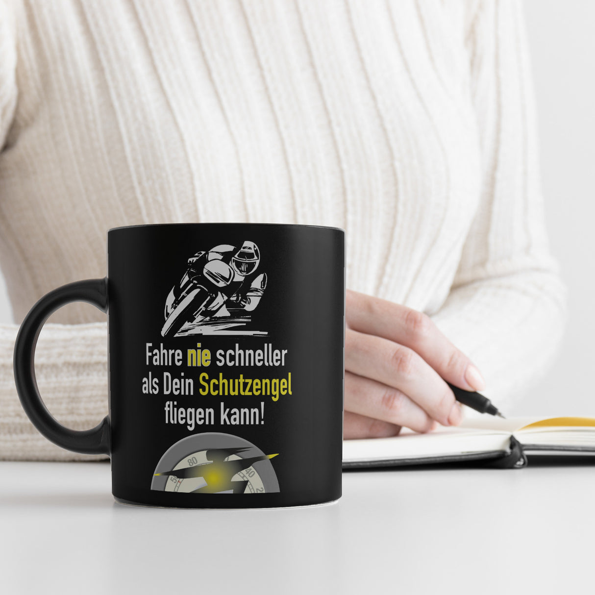 Motorradfahrer Tasse in Schwarz mit Spruch: Fahr nie schneller als dein Schutzengel!