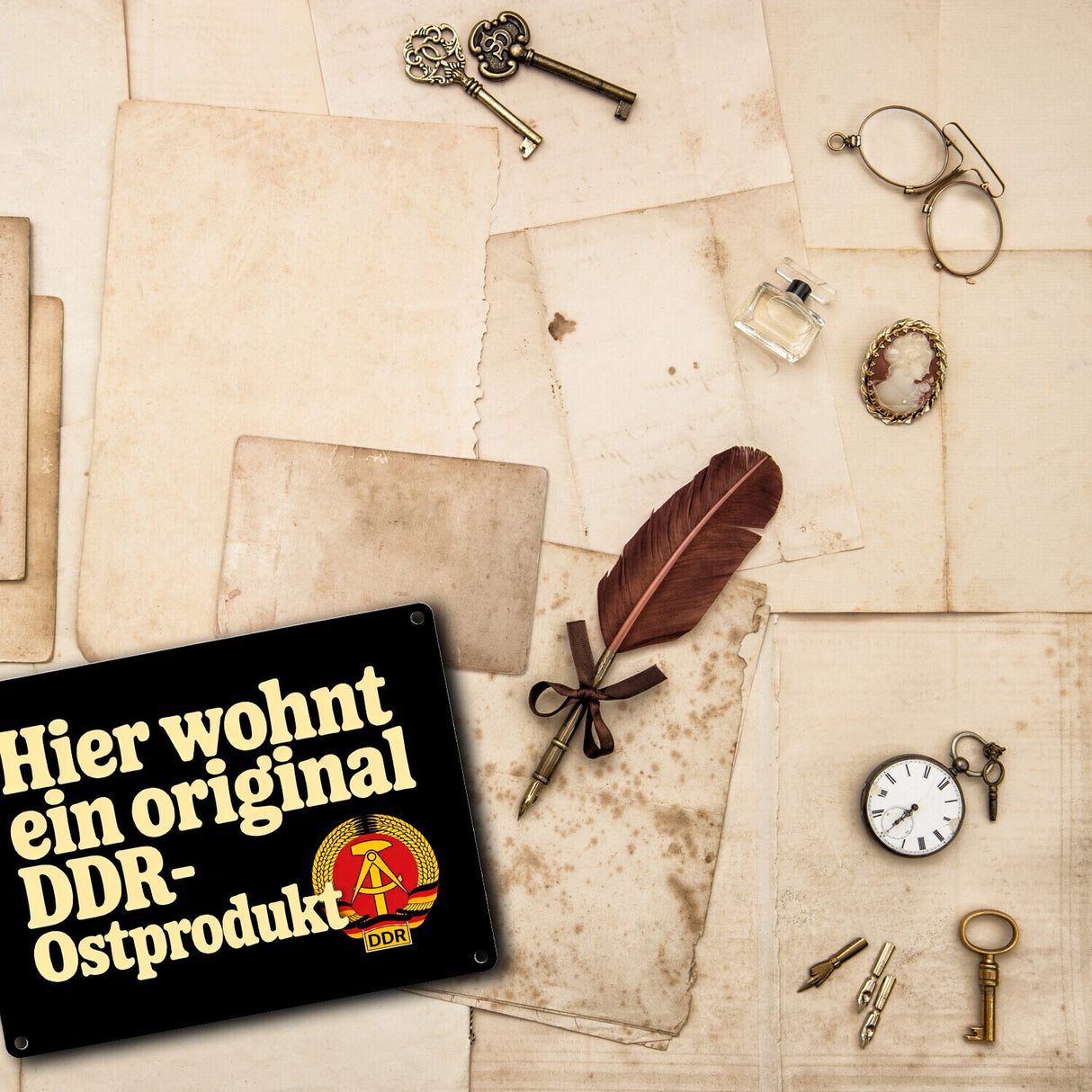 Hier wohnt ein original DDR-Ostprodukt Metallschild in 15x20 cm mit Wappen