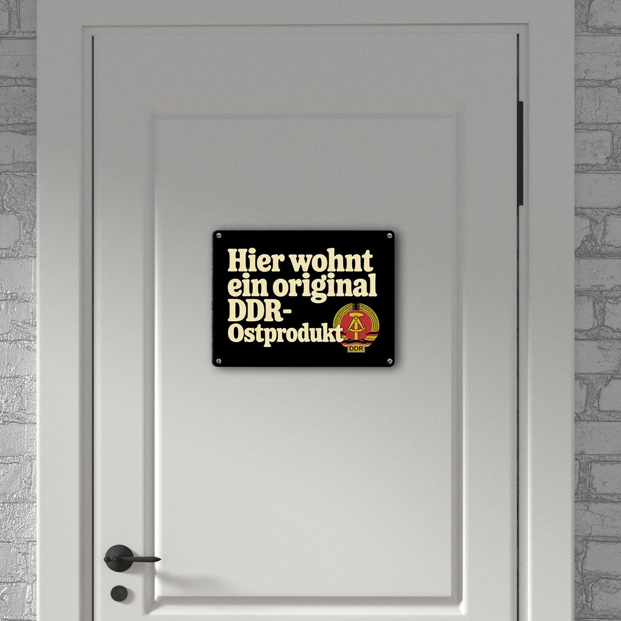 Hier wohnt ein original DDR-Ostprodukt Metallschild in 15x20 cm mit Wappen