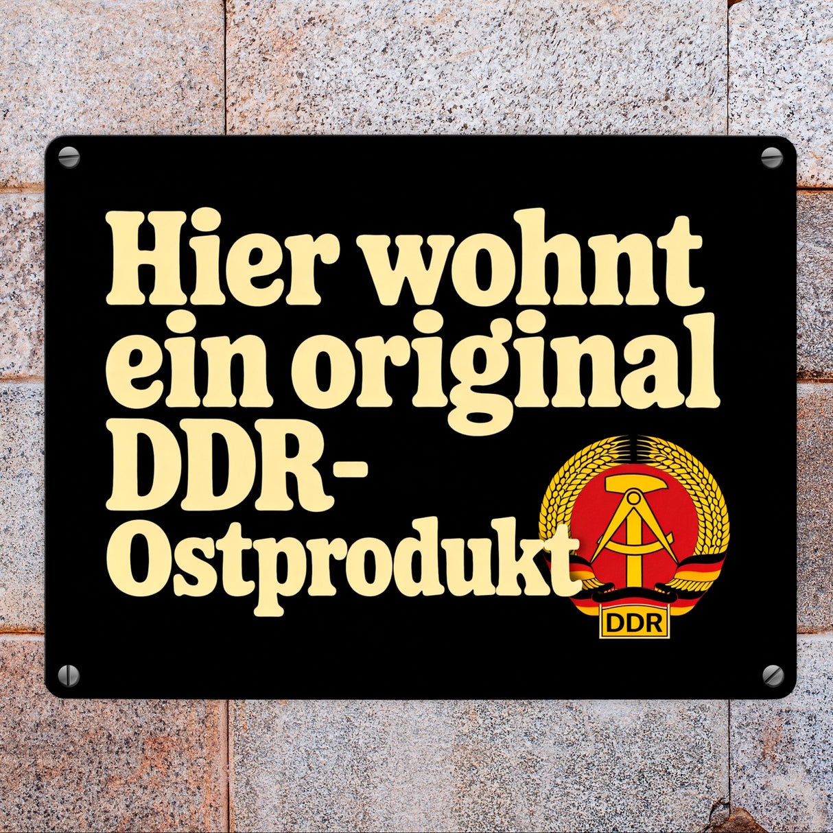 Hier wohnt ein original DDR-Ostprodukt Metallschild in 15x20 cm mit Wappen