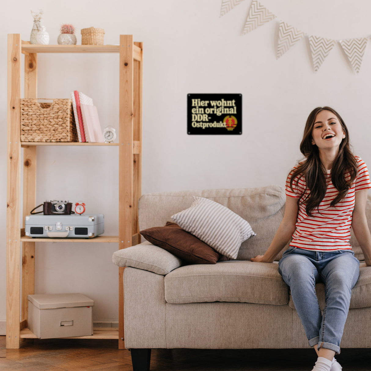 Hier wohnt ein original DDR-Ostprodukt Metallschild in 15x20 cm mit Wappen