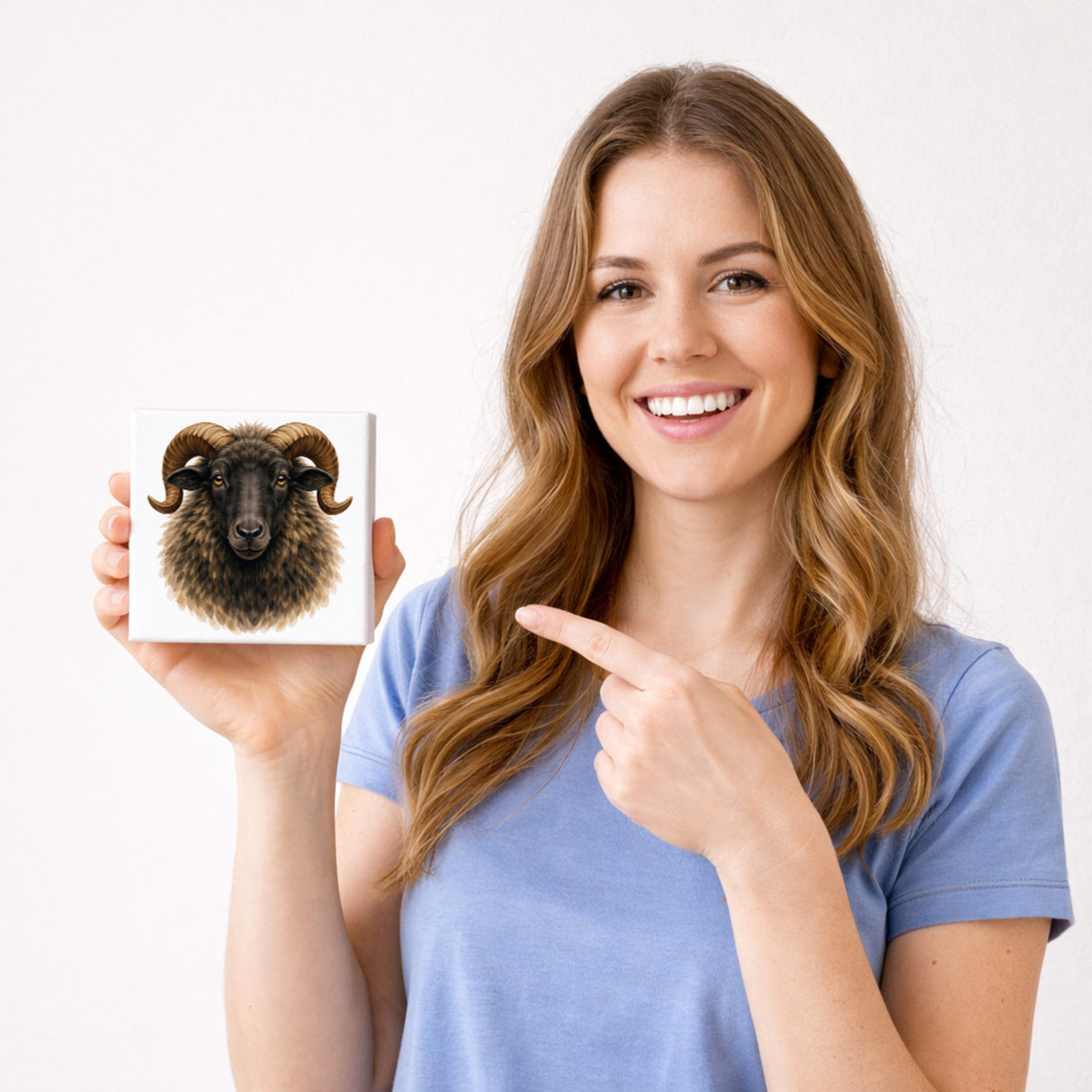 Flauschiger Charme Heideschnucke Holzbild in 10x10 cm zum Stellen oder Aufhängen