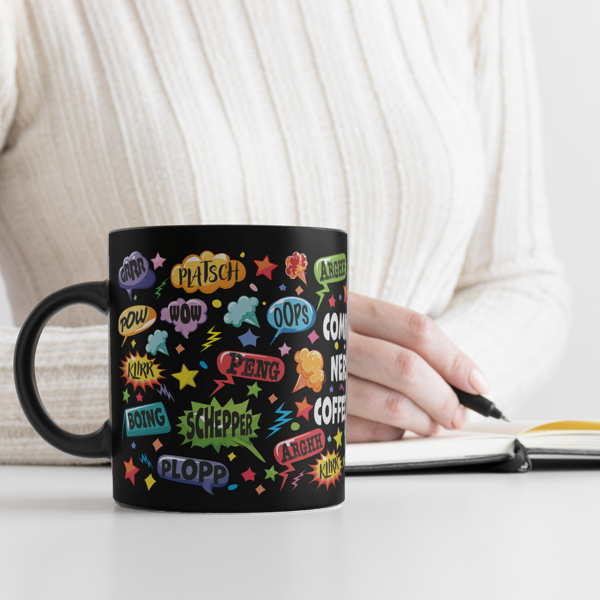 Comic Tasse in Schwarz mit Spruch: Comic sounds, coffee enthusiasts unite!