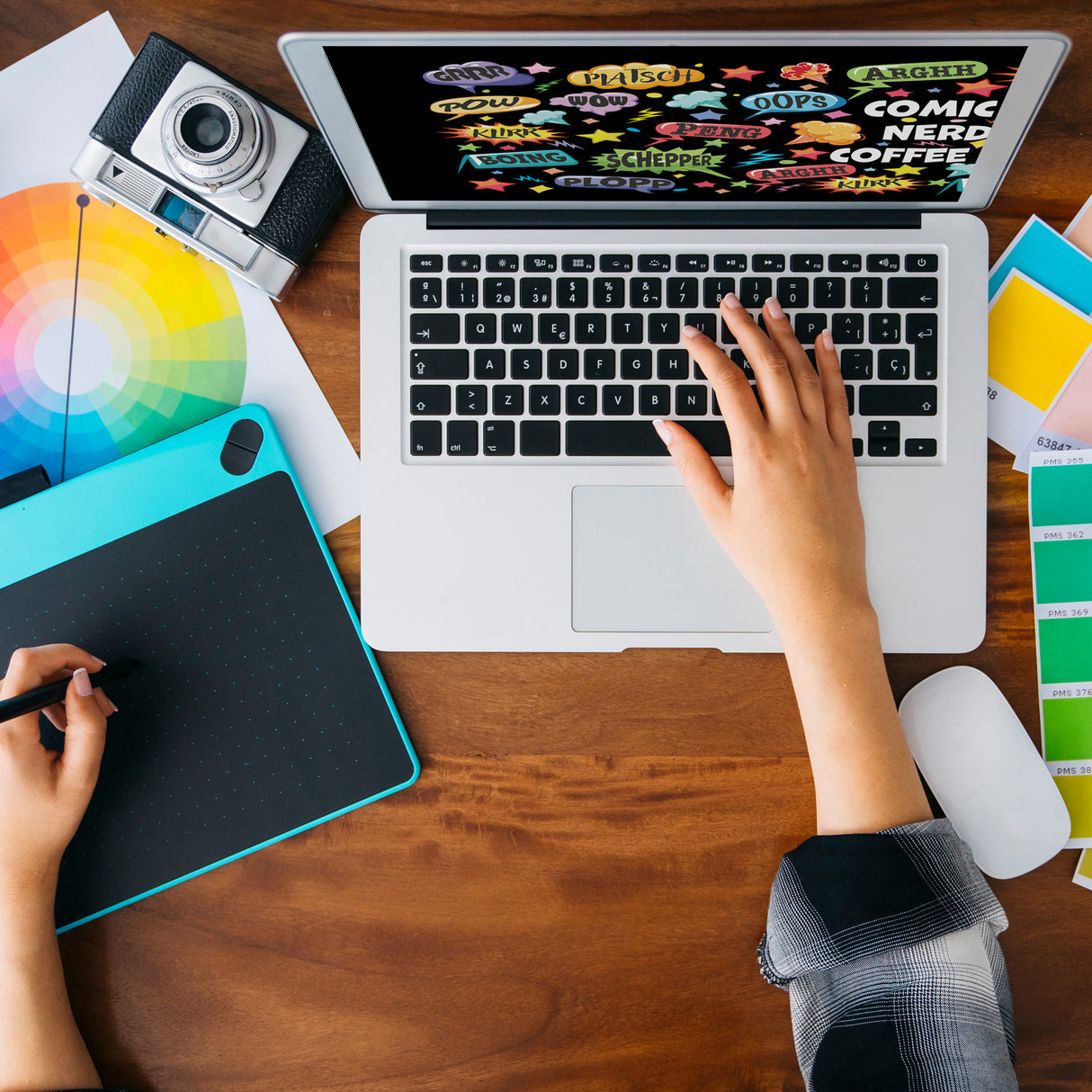 Comic Tasse in Schwarz mit Spruch: Comic sounds, coffee enthusiasts unite!