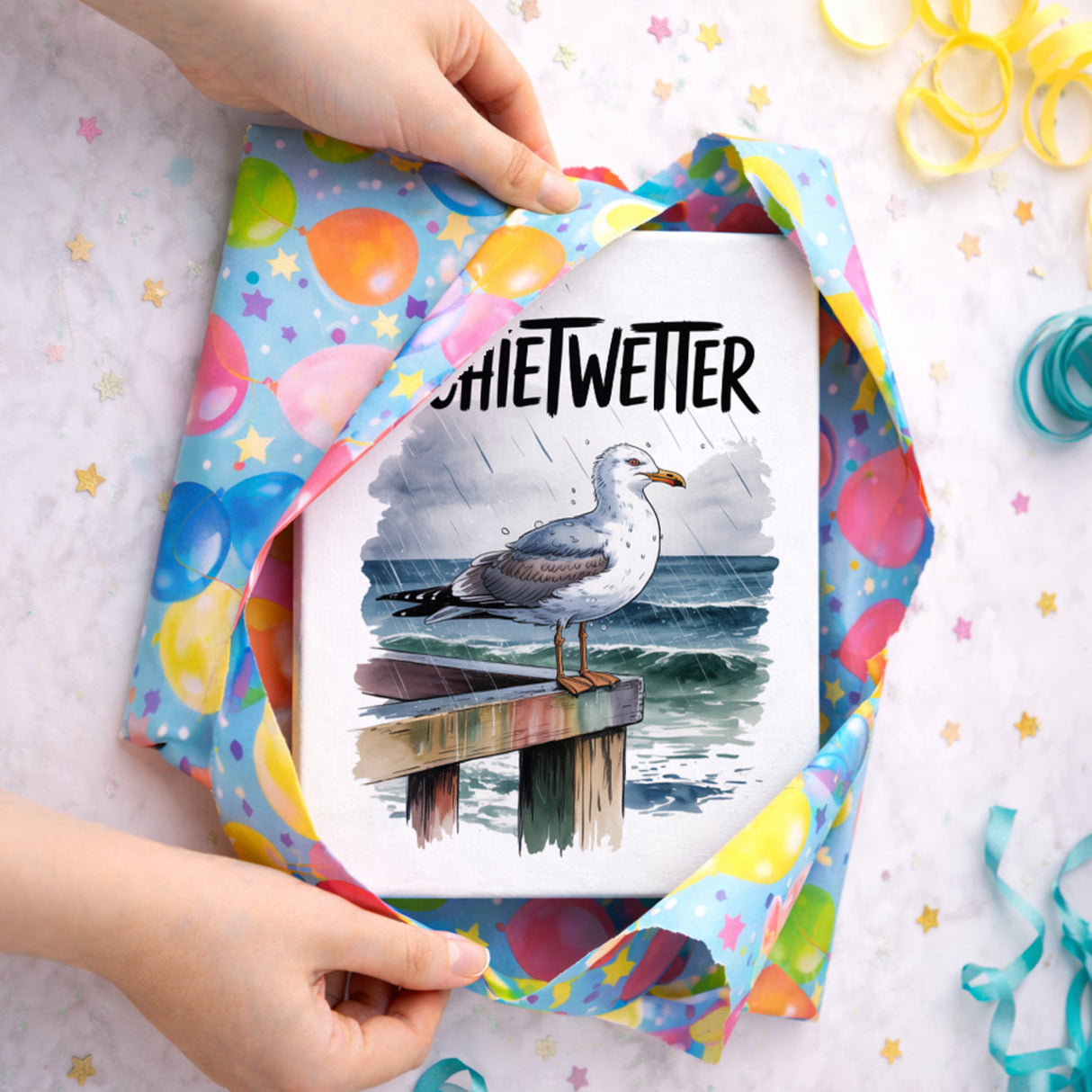 Möwe im Regen Holzbild in 20x15 cm zum Stellen oder Aufhängen - SCHIETWETTER