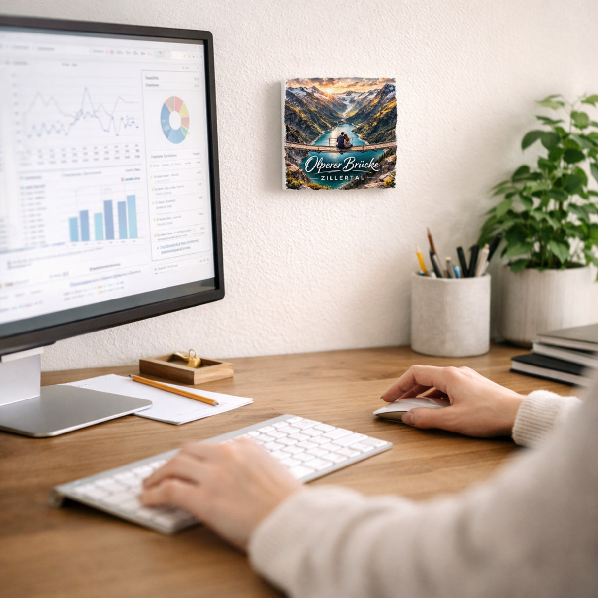 Olperer Brücke Holzbild in 10x10 cm zum Stellen oder Aufhängen mit Sonnenuntergang