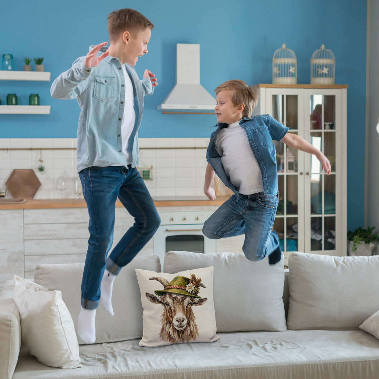 Ziege mit alpenländischem Trachtenhut Kissen