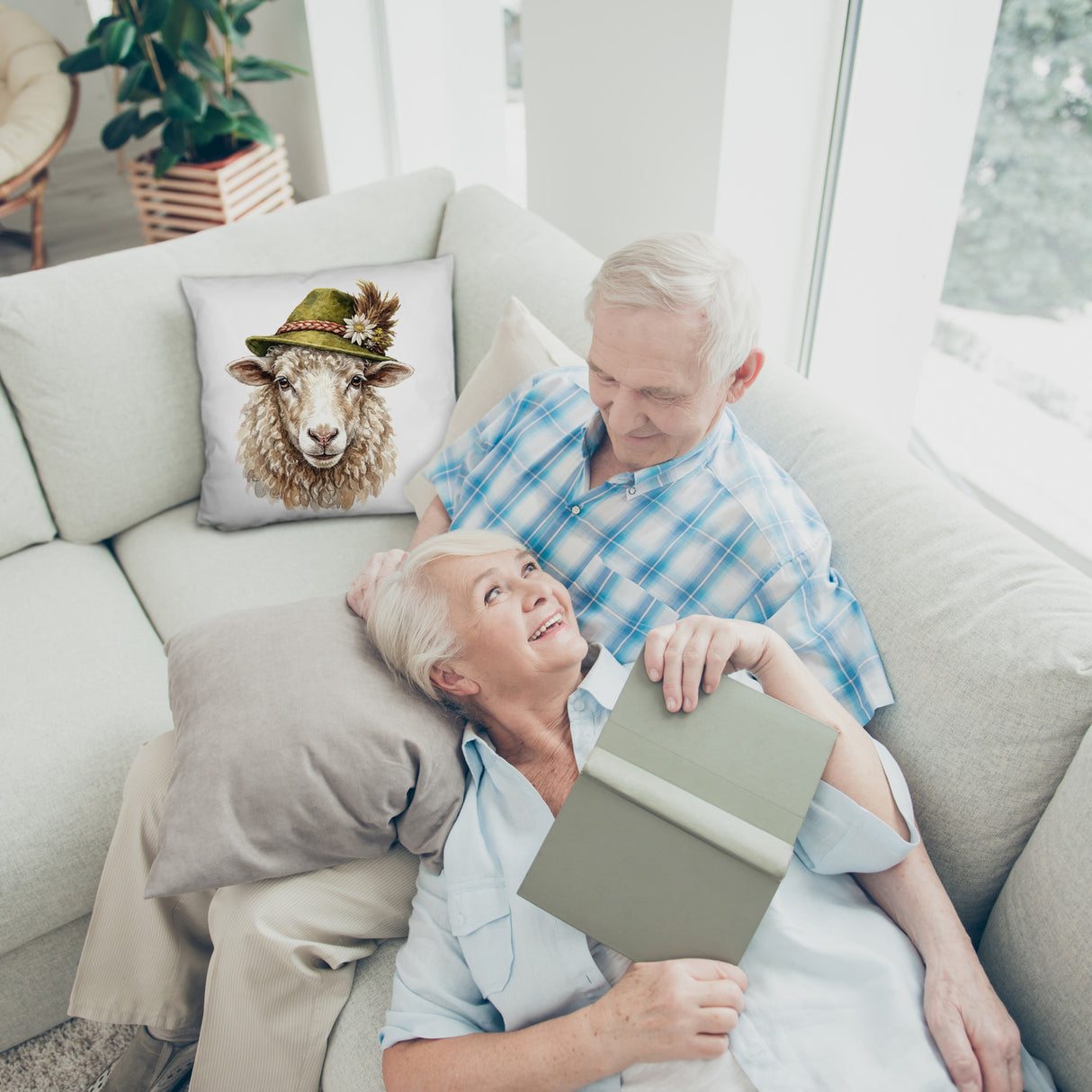 Schaf mit alpenländischem Trachtenhut Kissen