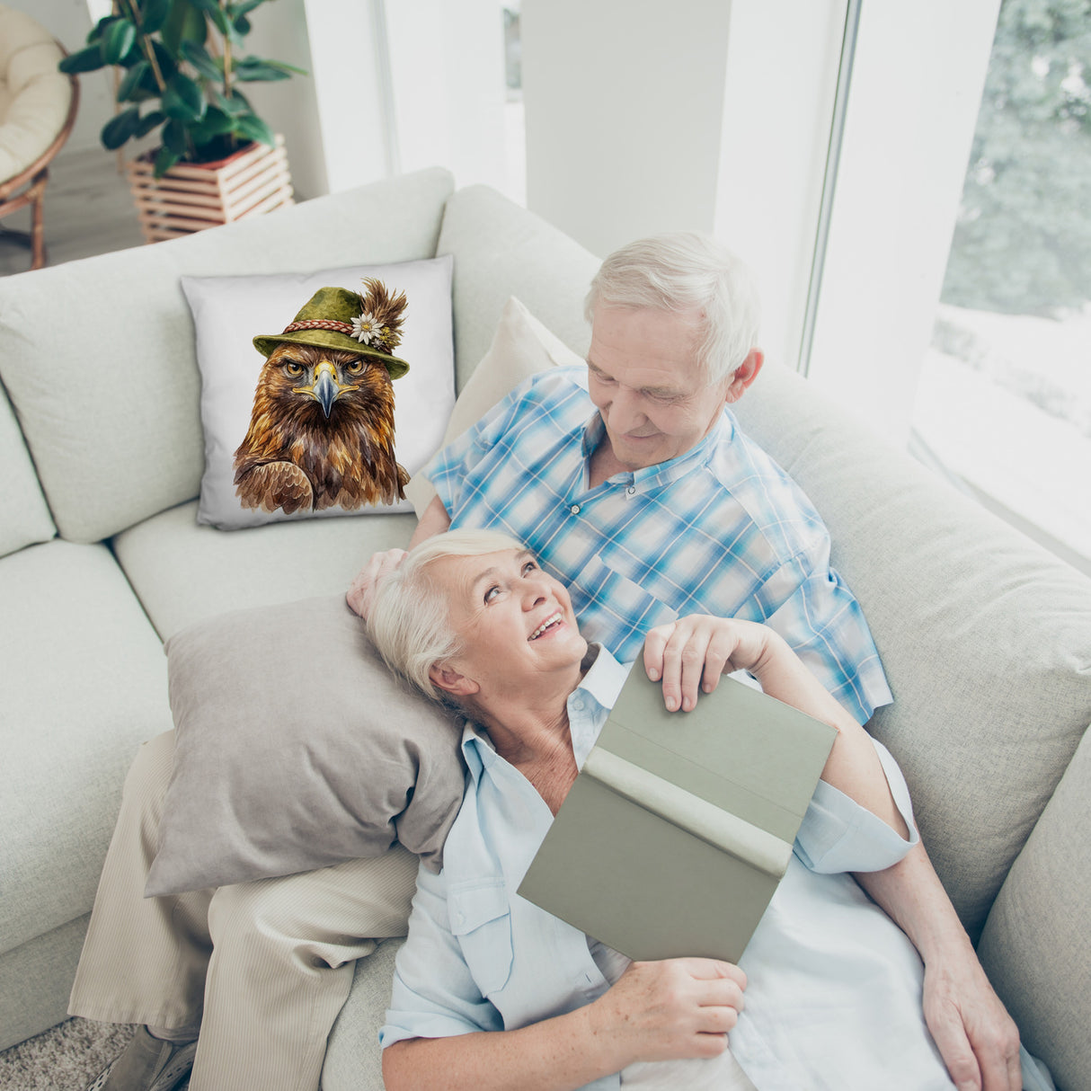 Steinadler mit alpenländischem Trachtenhut Kissen