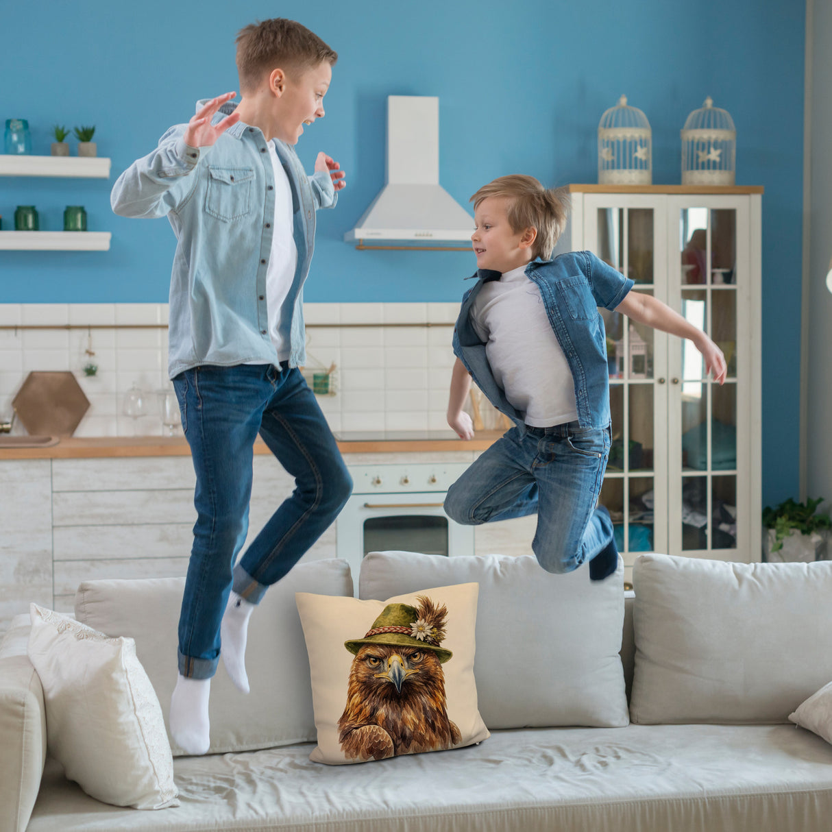 Steinadler mit alpenländischem Trachtenhut Kissen