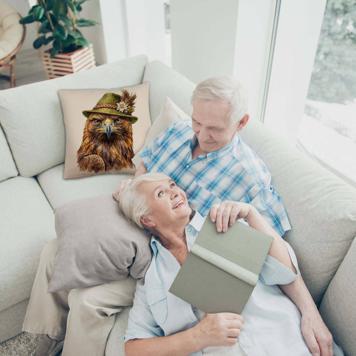 Steinadler mit alpenländischem Trachtenhut Kissen