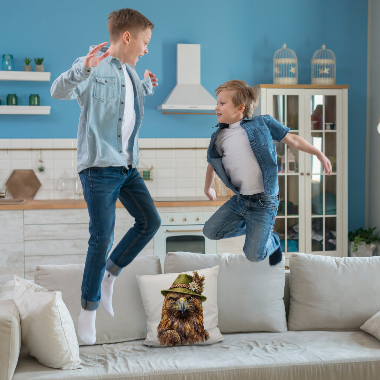 Steinadler mit alpenländischem Trachtenhut Kissen