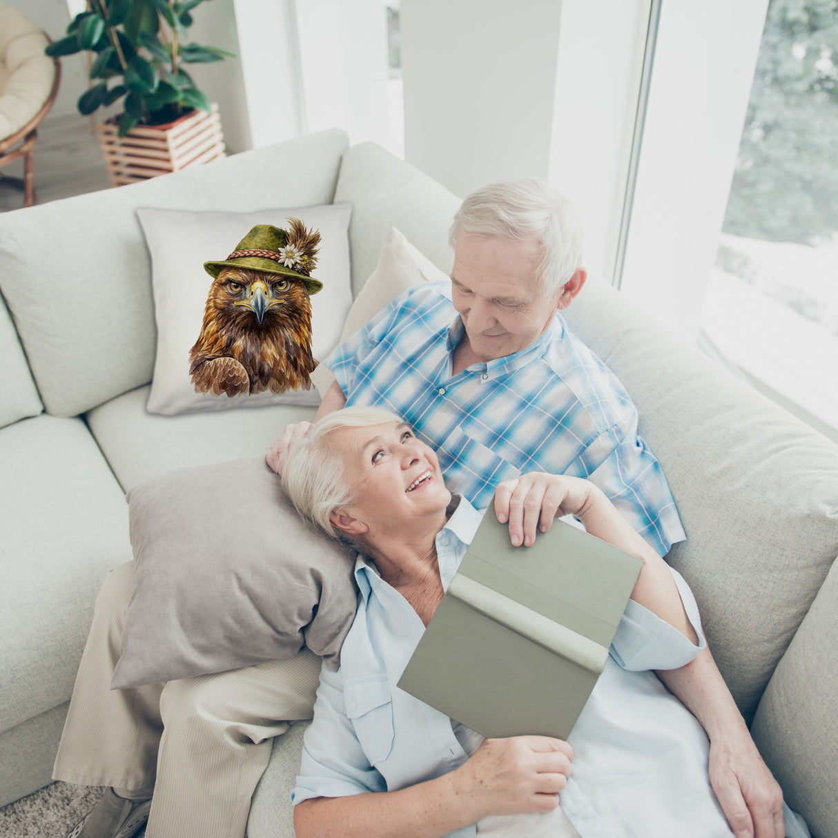 Steinadler mit alpenländischem Trachtenhut Kissen