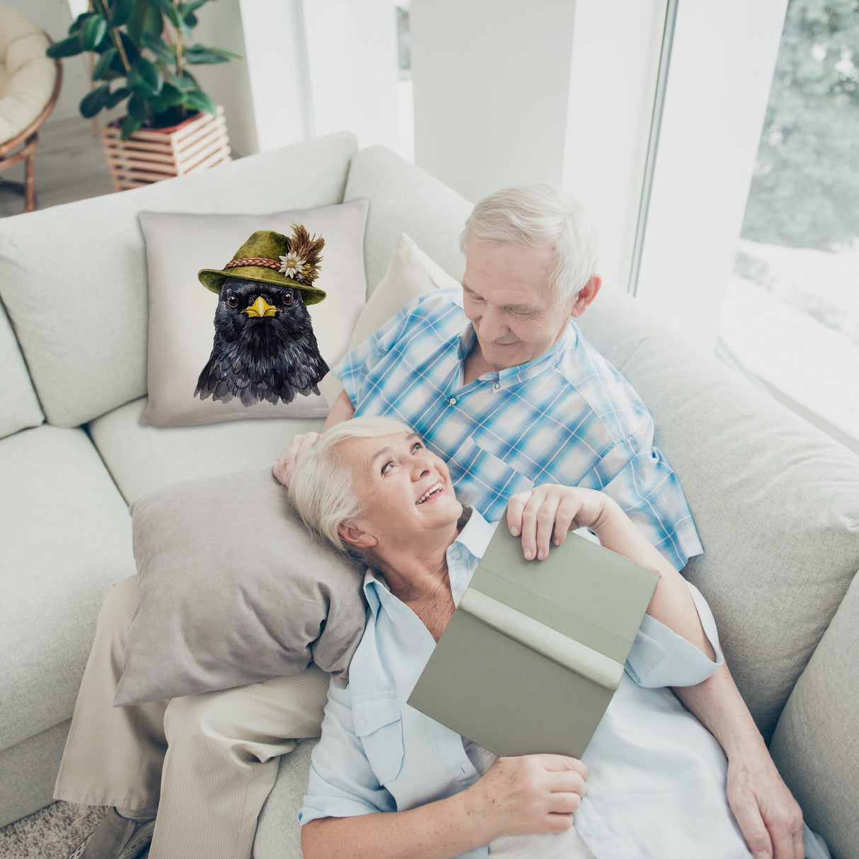 Alpendohle mit alpenländischem Trachtenhut Kissen