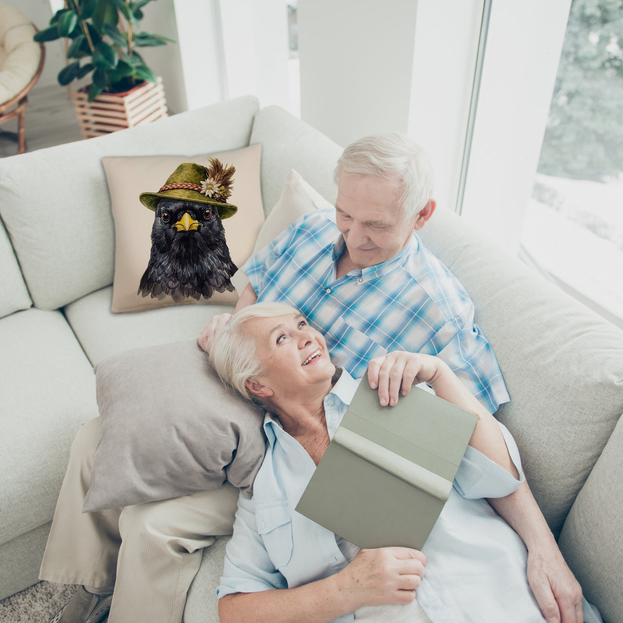 Alpendohle mit alpenländischem Trachtenhut Kissen