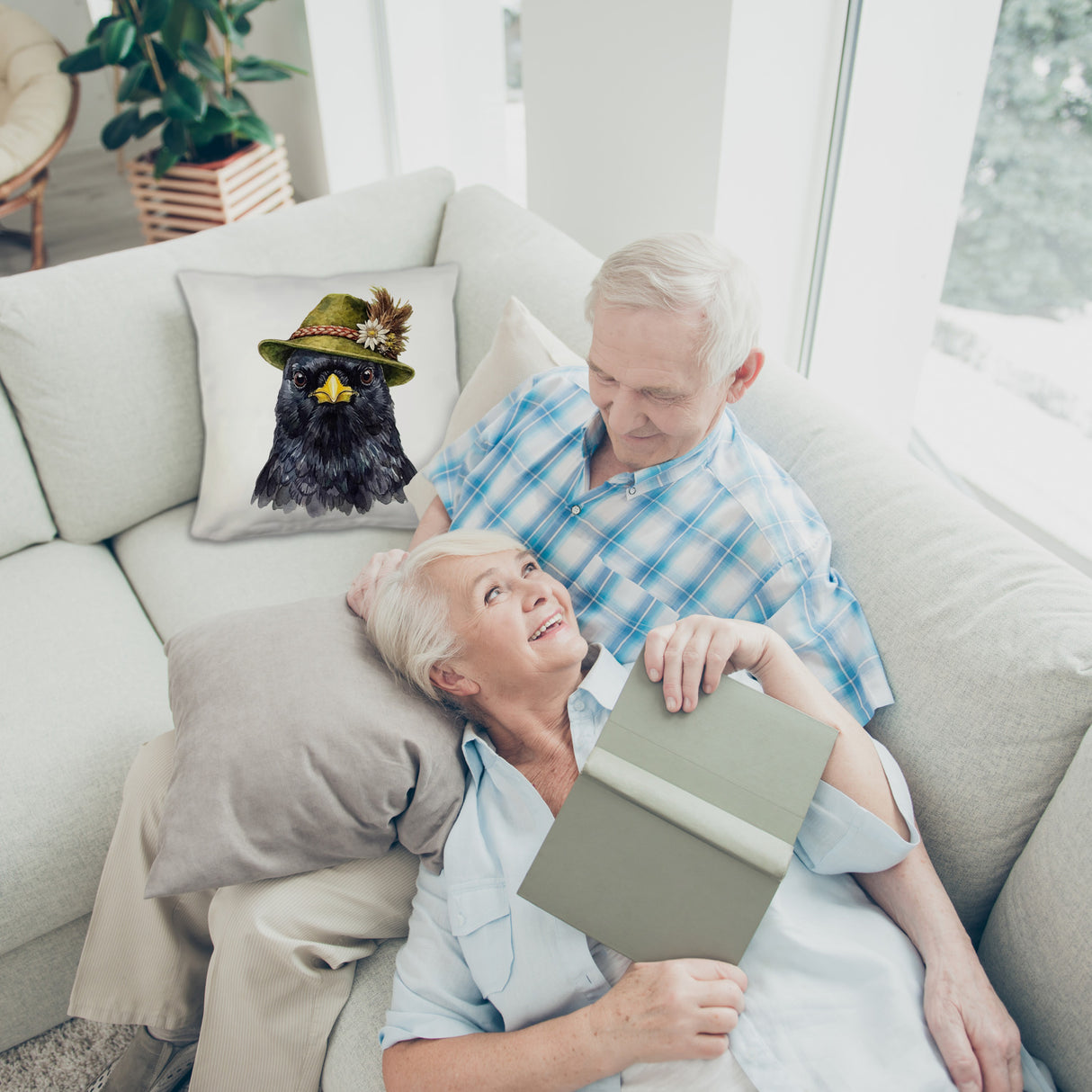 Alpendohle mit alpenländischem Trachtenhut Kissen