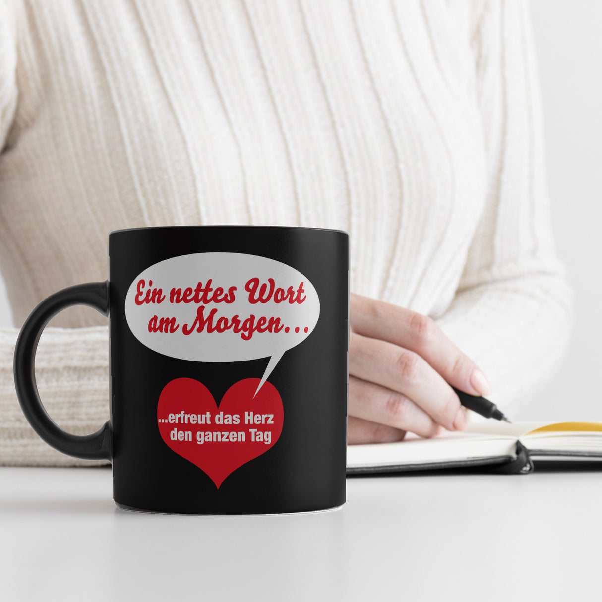 Herz und Sprechblase Tasse in Schwarz mit Spruch: Nettes Wort erfreut am Morgen